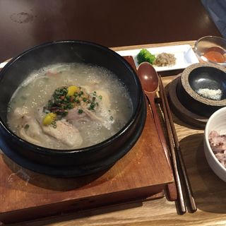 2種の漢方で作った参鶏湯 ハーフサイズ(restaurant OSURI)