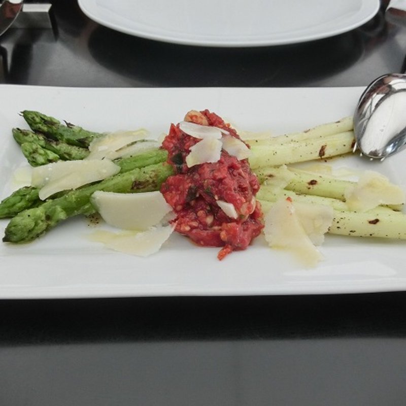 グリーンアスパラガスのグリル、セミドライトマトとヘーゼルナッツのサルサ(CICADA)