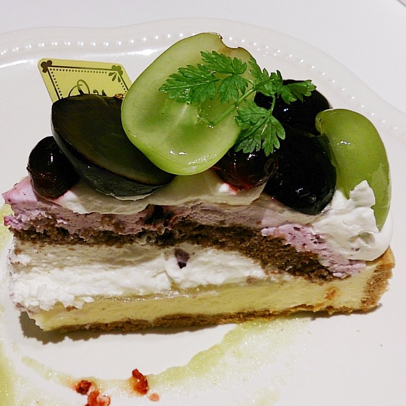 ナガノパープルとシャインマスカットのタルト(ラ・メゾン アンソレイユターブル ルミネ町田店)