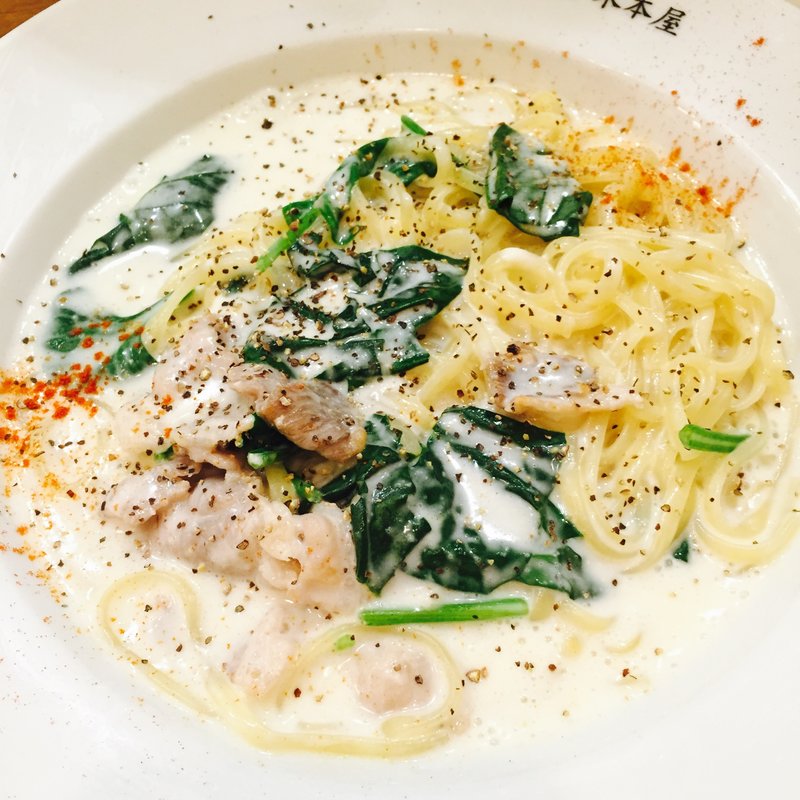 黒胡椒香る塩漬け豚バラ肉とほうれん草のチーズクリーム(自家製生パスタ専門店 木本屋 )