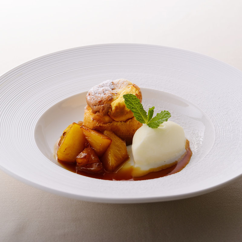 パイナップルのコンフィとスフレ　ヨーグルトのジェラート添え(リストランテ イル バンビナッチョ)