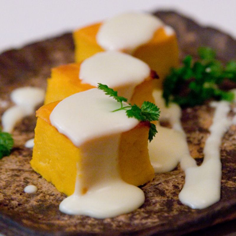 山形県産有機人参の温かいスフレ 濃厚なチーズフォンドゥーソース(リストランテ イル バンビナッチョ)