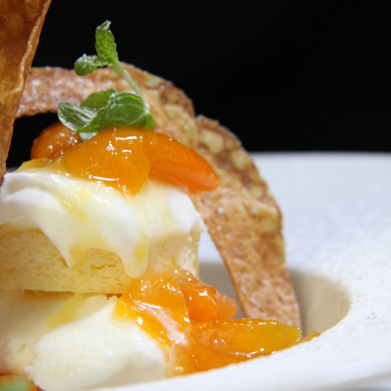 ヴィンサント香るザバイヨーネと自家製ブリオッシュを杏と共に(リストランテ イル バンビナッチョ)