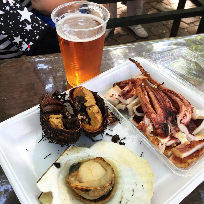 「殻付ムラサキウニ」「焼きいか」「殻付焼きホタテ」「礼文ビール」(さっぽろオータムフェスト2015)