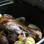骨付きで豪快に焼いた兵庫県産丹波地鶏と根菜のグリリア