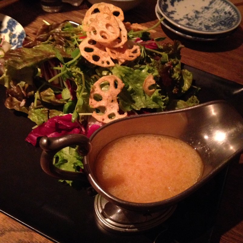 レンコンチップをのせたシンプルなグリーンサラダ(なっぱsun 蒲田店)