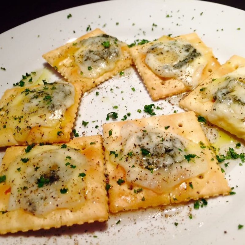 ブルーチーズと蜂蜜のカナッペ(伊酒屋ROCCO)