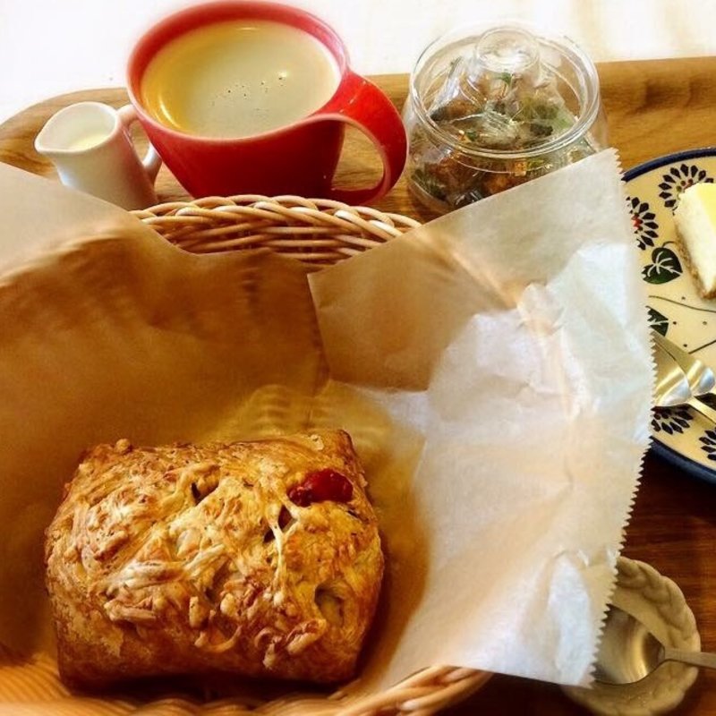 トマトとバジルのパン(pongee)