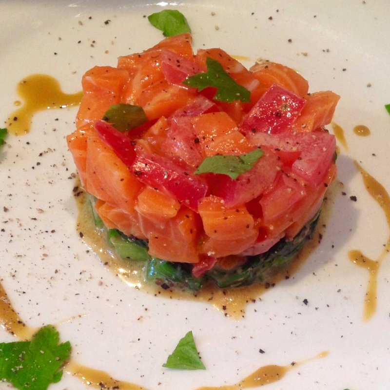 サーモンのタルタル(イルピアット京都)