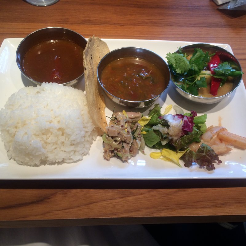 グリーンカレー＋野菜カレー(鳩ノ森)