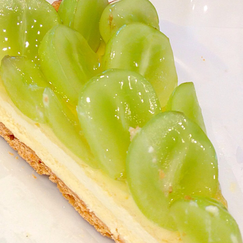 シャインマスカットのダブルチーズタルト(キルフェボン グランフロント大阪店)