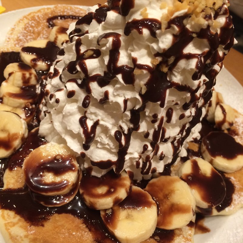 バナナ、ホイップクリームとマカダミアナッツのパンケーキ(Eggs 'n Things ザ パーク フロント ホテル店)