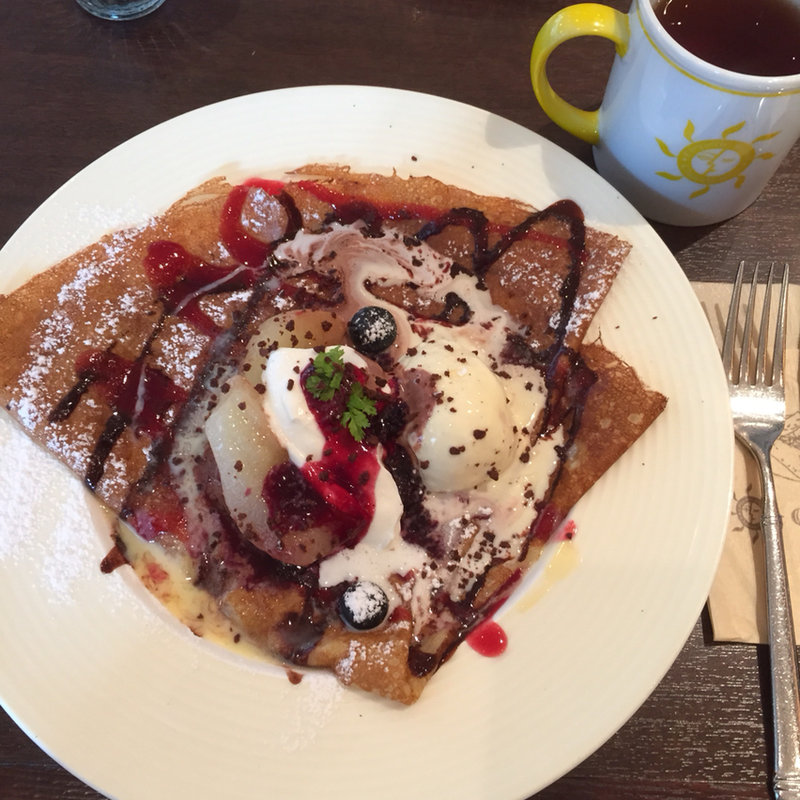 洋ナシとベリーとチョコのクレープ(クレープリー・スタンド・シャンデレール)