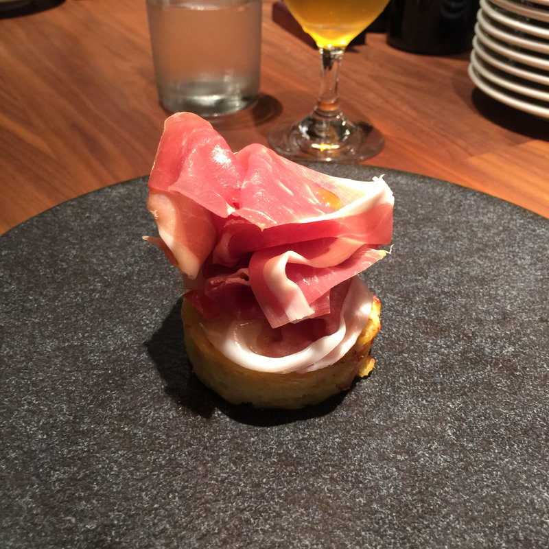 じゃが芋のタルト 水牛モッツァレラとパルマの生ハム乗せ(カフェ・ド・モア （Cafe de Moi）)