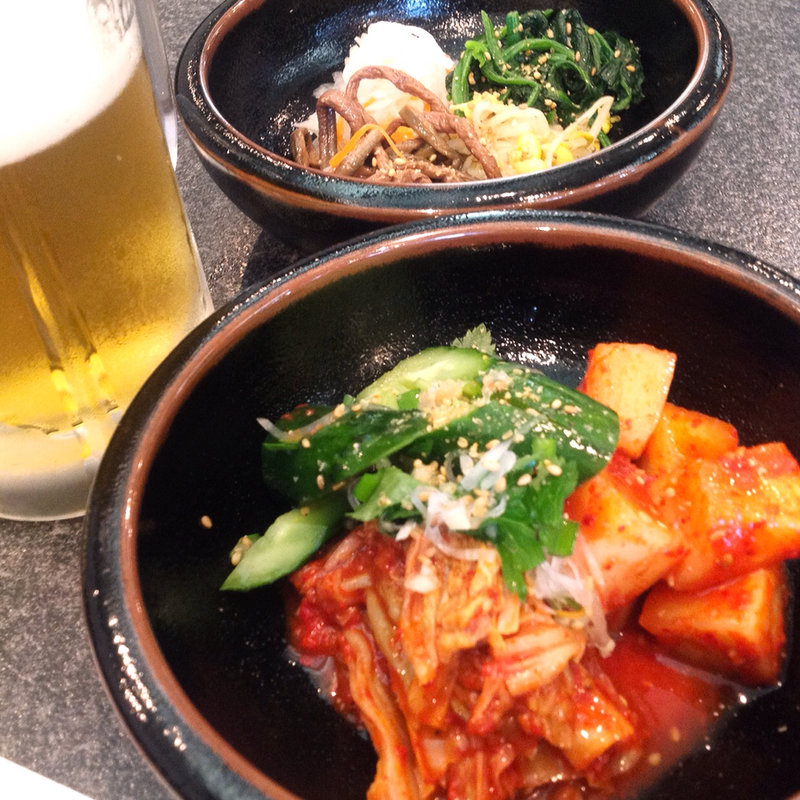 キムチ盛り合わせとナムル、ひとまず、これで一杯(味道園)