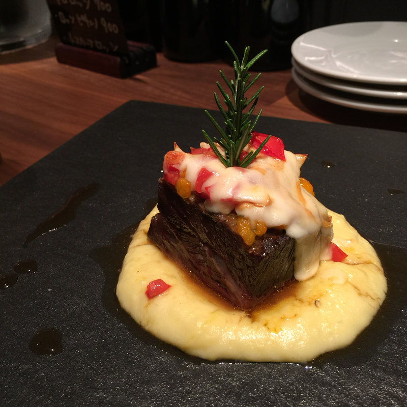 和牛ツラミとスモークチーズ じゃが芋とカブのピューレ添え(ラ カンティネッタ)