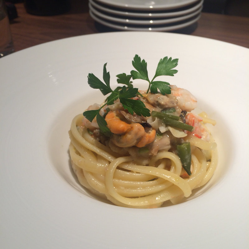 ムール貝や牡蠣、海老のレモン風リングイネ(ラ カンティネッタ)