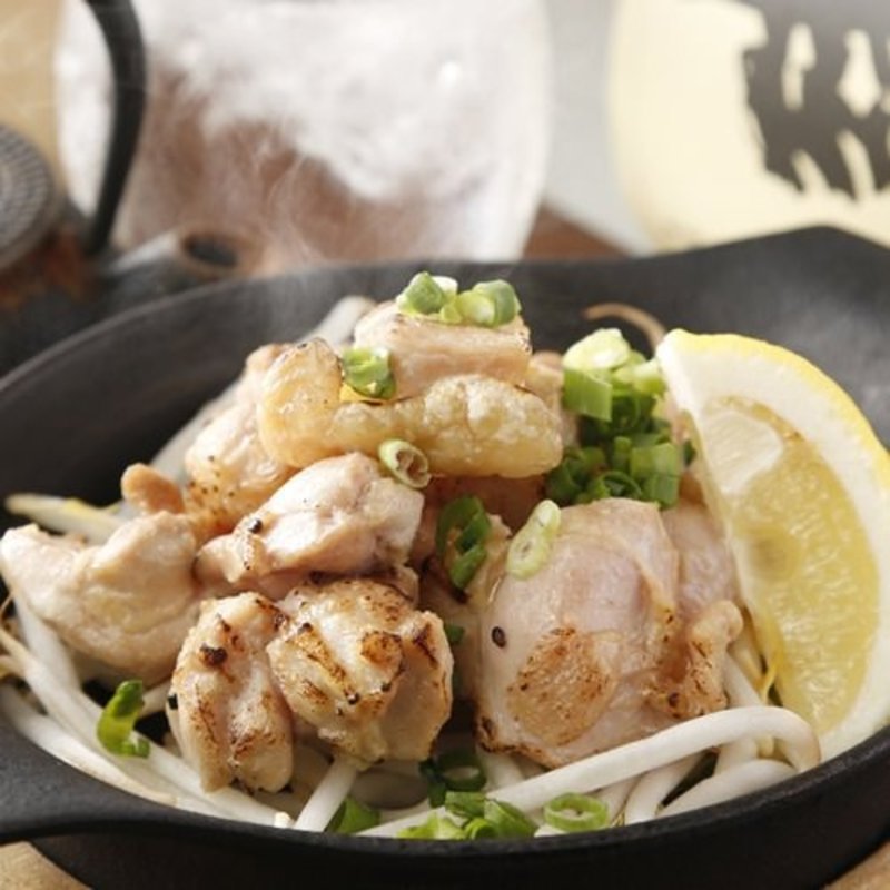 鉄板焼き　鶏モモ(九州紀行・美色個室 一本気 海浜幕張店 （イッポンギ）)