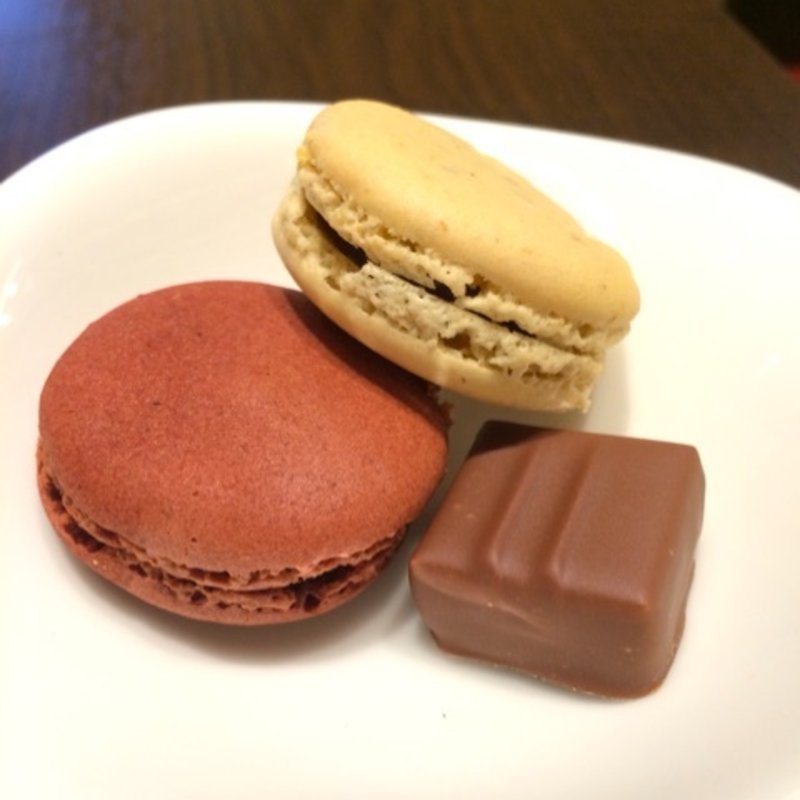 マカロン2個＆ボンボン・ドゥ・ショコラ1粒(La Maison du Chocolat - Roppongi Hills)