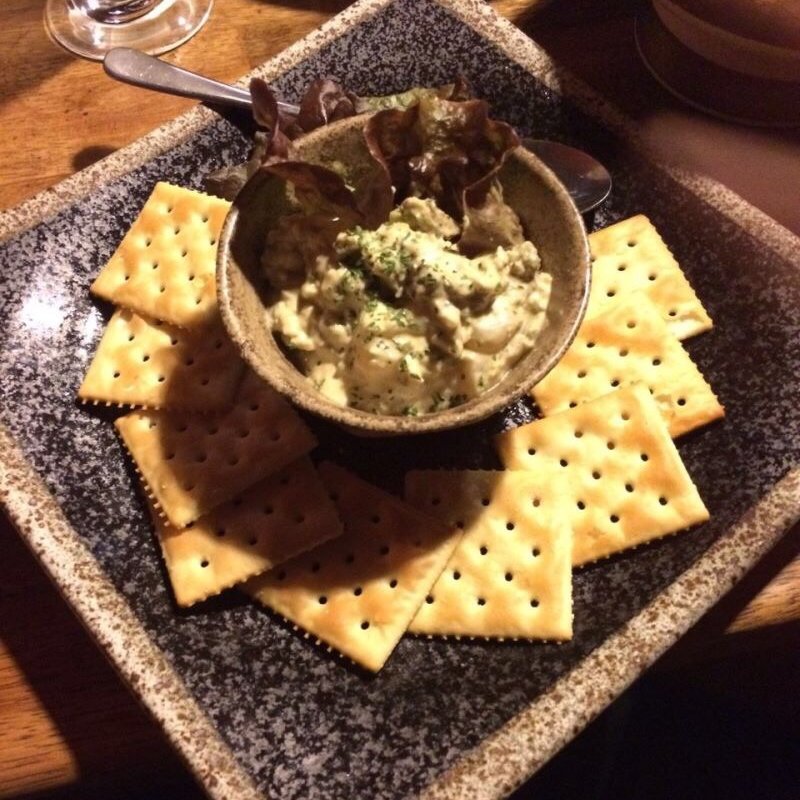 貝柱とアボカドのタルタルをクラッカーに乗せて(きゅんとや )