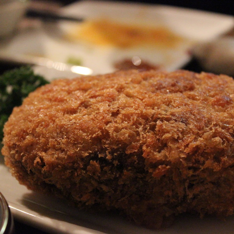 まぐろの特大メンチカツ(月島まぐろセンターとろやん （ツキシママグロセンタートロヤン）)