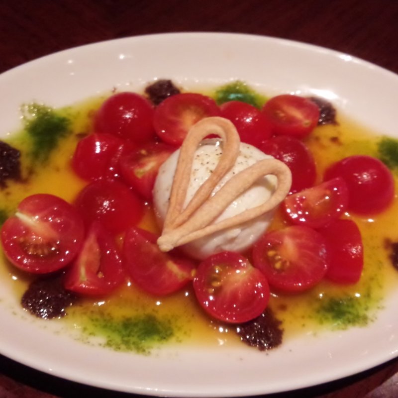 水牛の“モッツァレラ”とトマトのカプレーゼ　白いバルサミコとオリーブのソース(イゾラトラットリア)