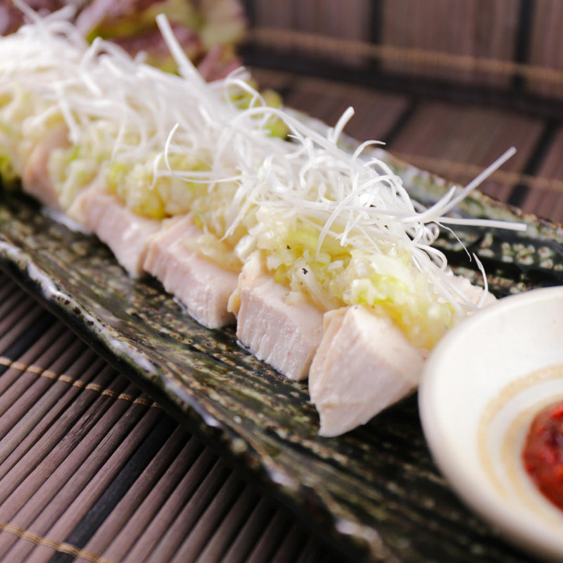 蒸し鶏の葱たっぷりガーリックソース(あく庵 )