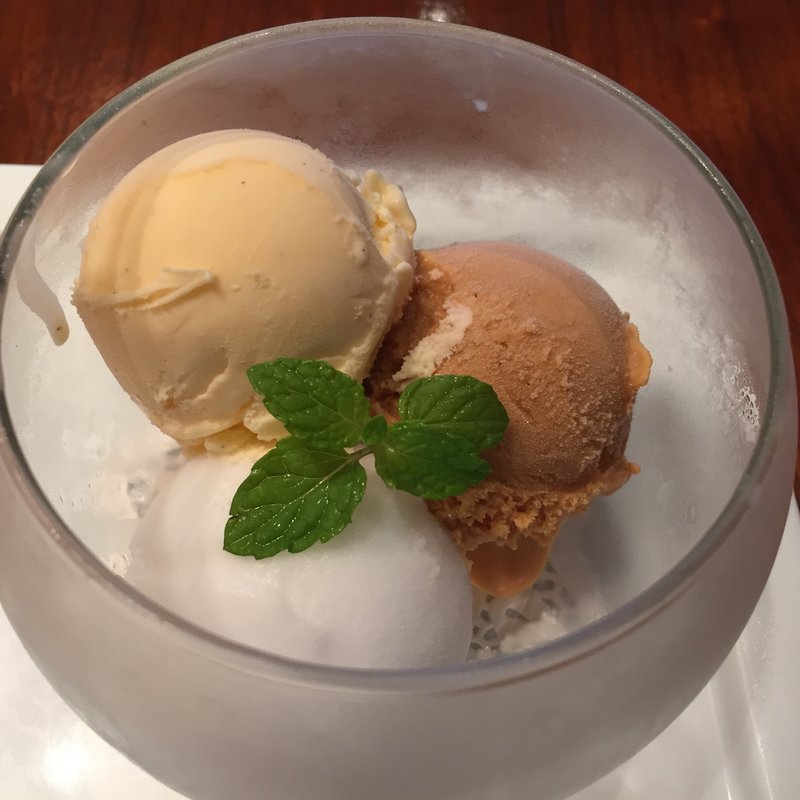 パティシエ特製アイス3種盛り合わせ(バニラ、ココナッツ、キャラメル)(ザ・ヴィラズ （THE VILLAS）)