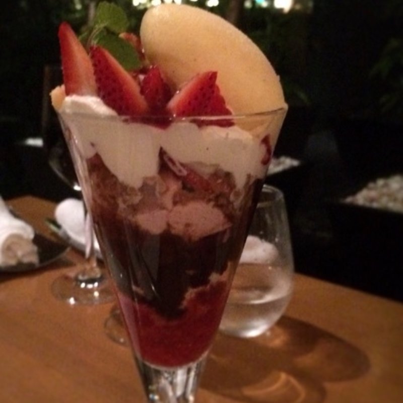 フレッシュベリーのベリーベリーパフェ(ガーデンレストラン オールデイ ダイニング)