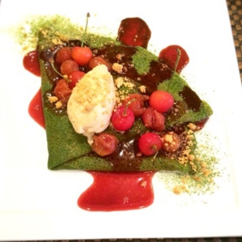 抹茶とサクランボのクレープ(パティスリー・アカシエ・サロン・ド・テ)