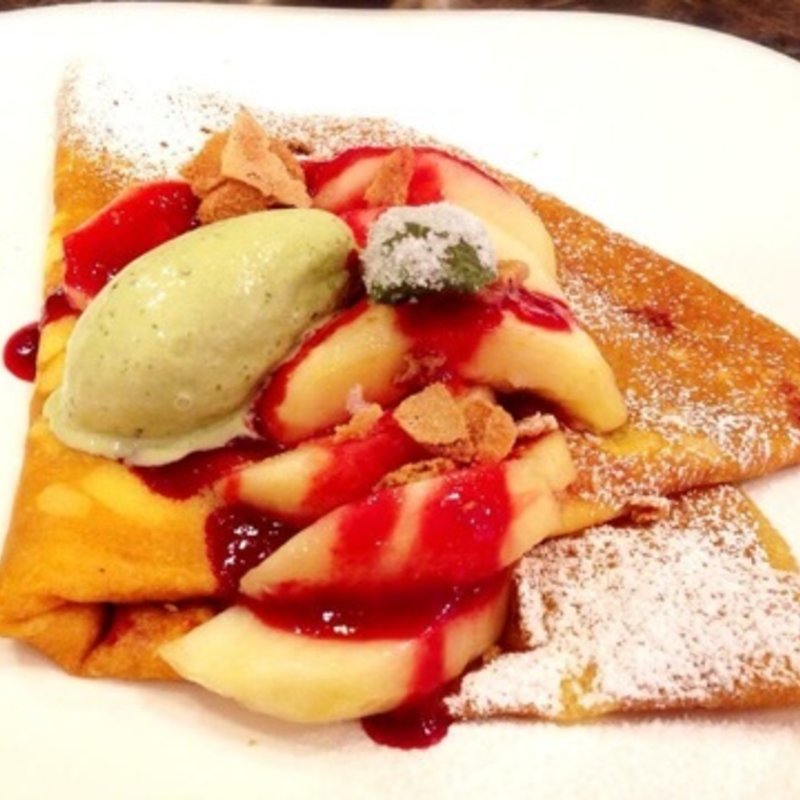 白桃とフランボワーズのクレープ(パティスリー・アカシエ・サロン・ド・テ)