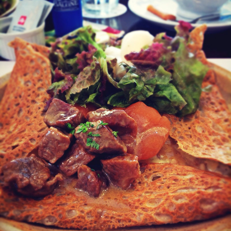 蕎麦粉のガレット:豚肩肉煮込みリンゴのソテー,蕪のピクルス添え(クレープリー・アルモリック)