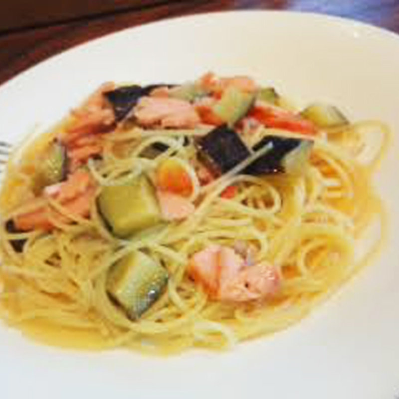 スモークサーモンとなすのパスタ(グラッパ)