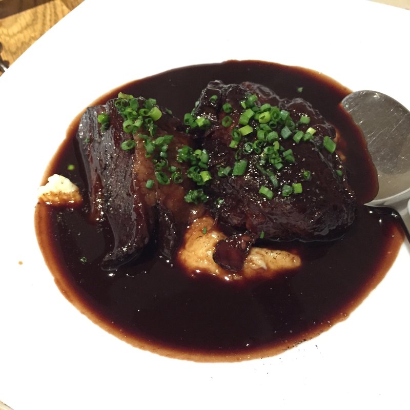 牛ほほ肉の赤ワイン煮(ポークストック)