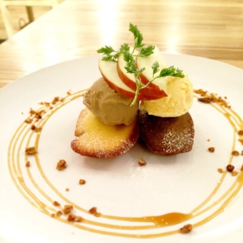 フルーツと紅茶のコーヒーキャラメルクリームプレート(マドレーヌ ラパン （MADELEINE LAPIN）)