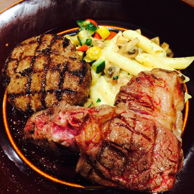 新ビーフ100%網焼きハンバーグ＆プライムリブロースステーキ(5oz)マッシュルームペンネ添え(フォルクス 新橋店)
