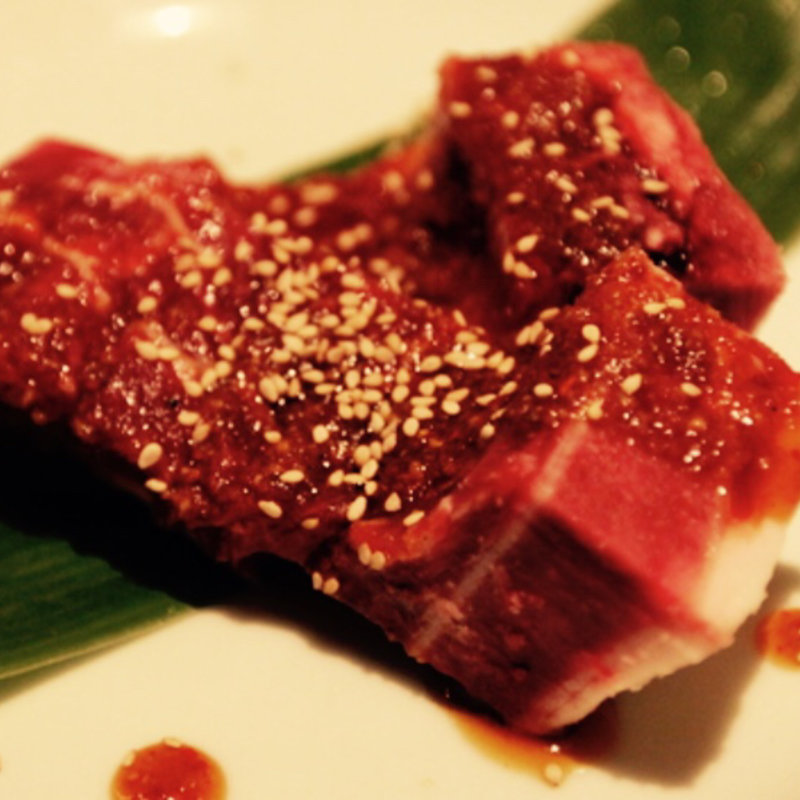 骨付きカルビ(焼肉大仙)