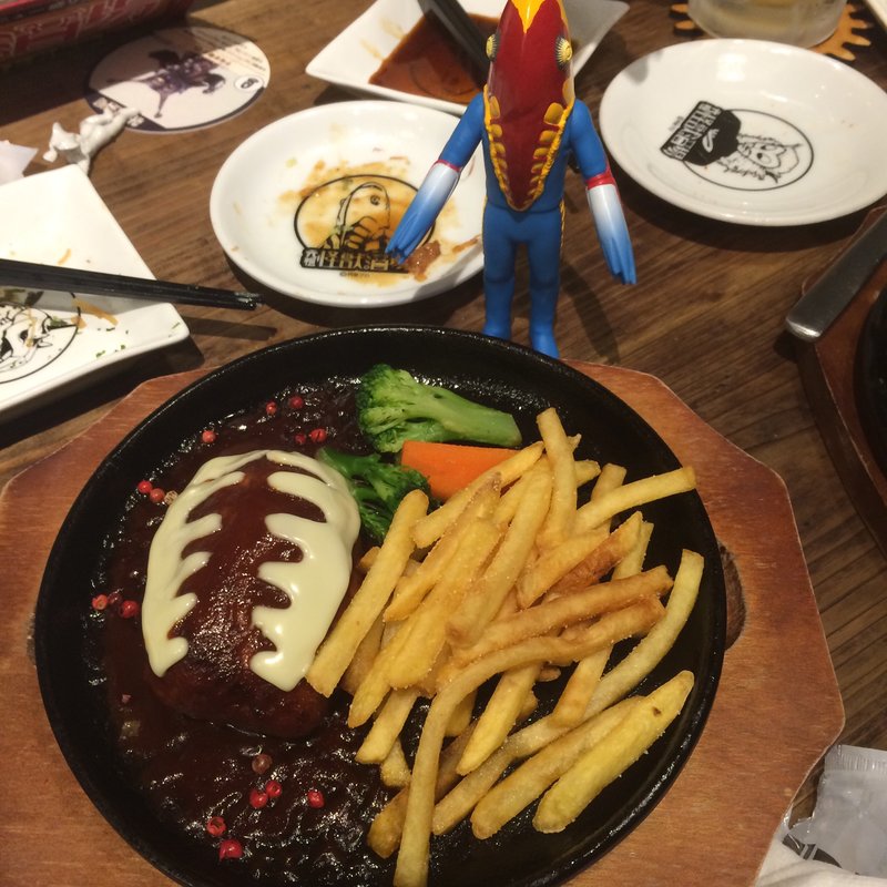 メトロン星人の地球滅亡をさそうハンバーグ！！(元祖怪獣酒場)