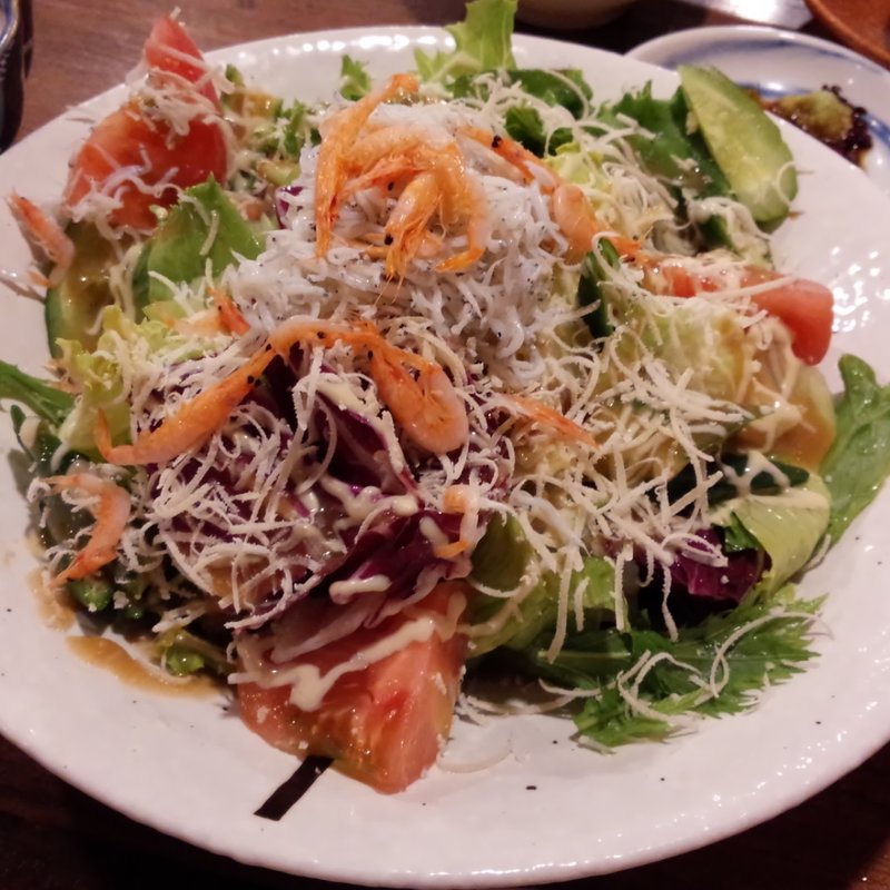 釜揚げしらすと８種野菜のシーザーサラダ(魚ます 二子玉川店)