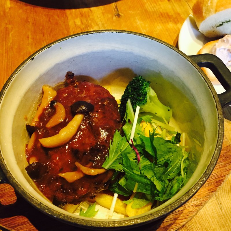 手ごねハンバーグ(パンビュッフェ&肉イタリアン 茶屋町 ファクトリーカフェ)