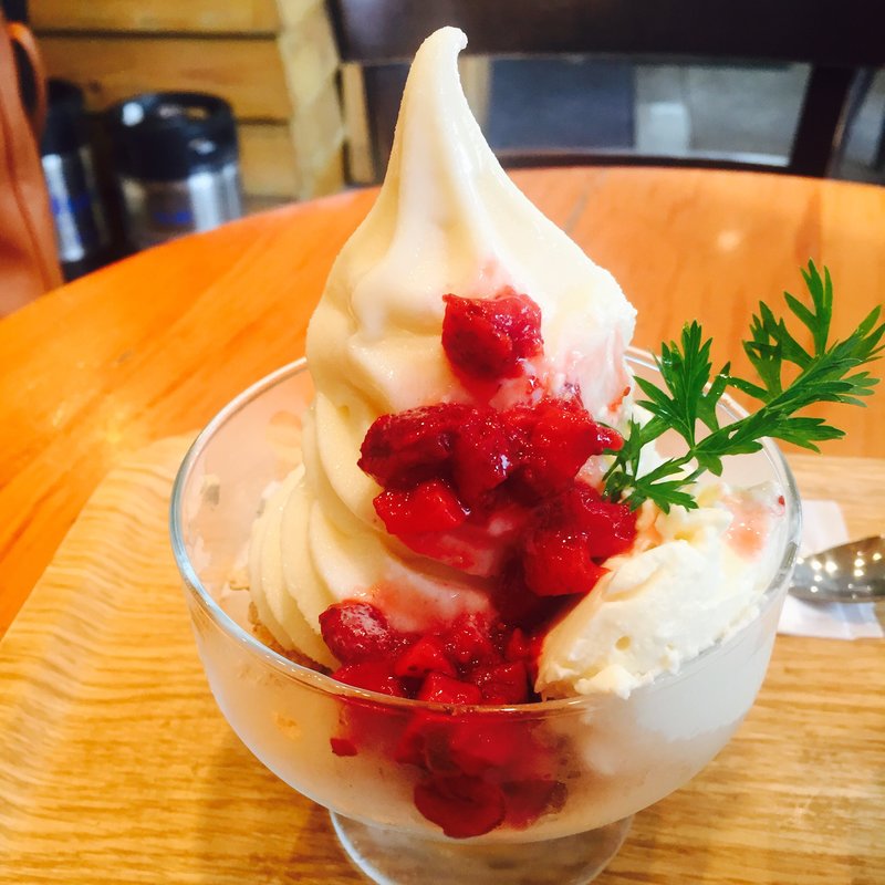 イチゴのチーズケーキパフェ(スローカフェ 有機茶寮bySOLVIVA)