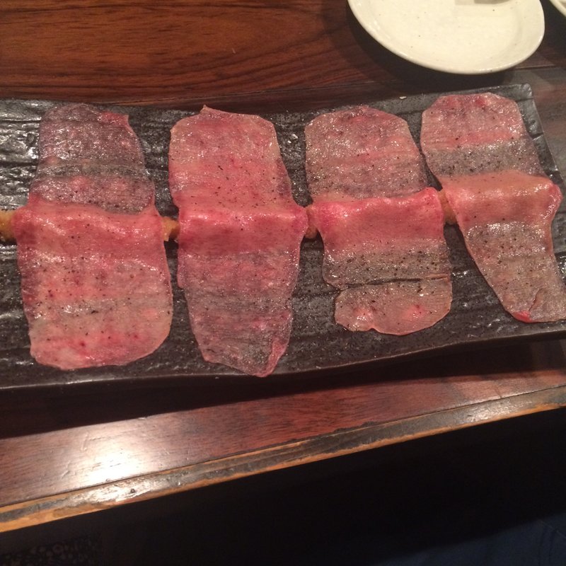 炙り牛タン刺(鉄板餃子酒場 大虎 宮益坂本店 )