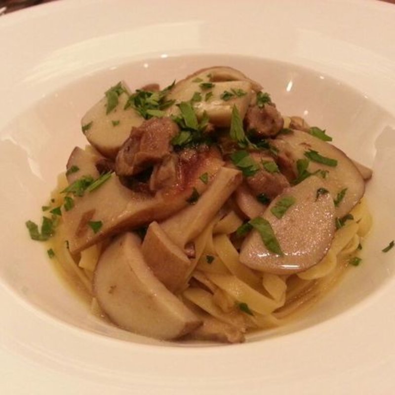 ポルチーニ山盛りのタリアテッレ(ファットリーア エッセ)