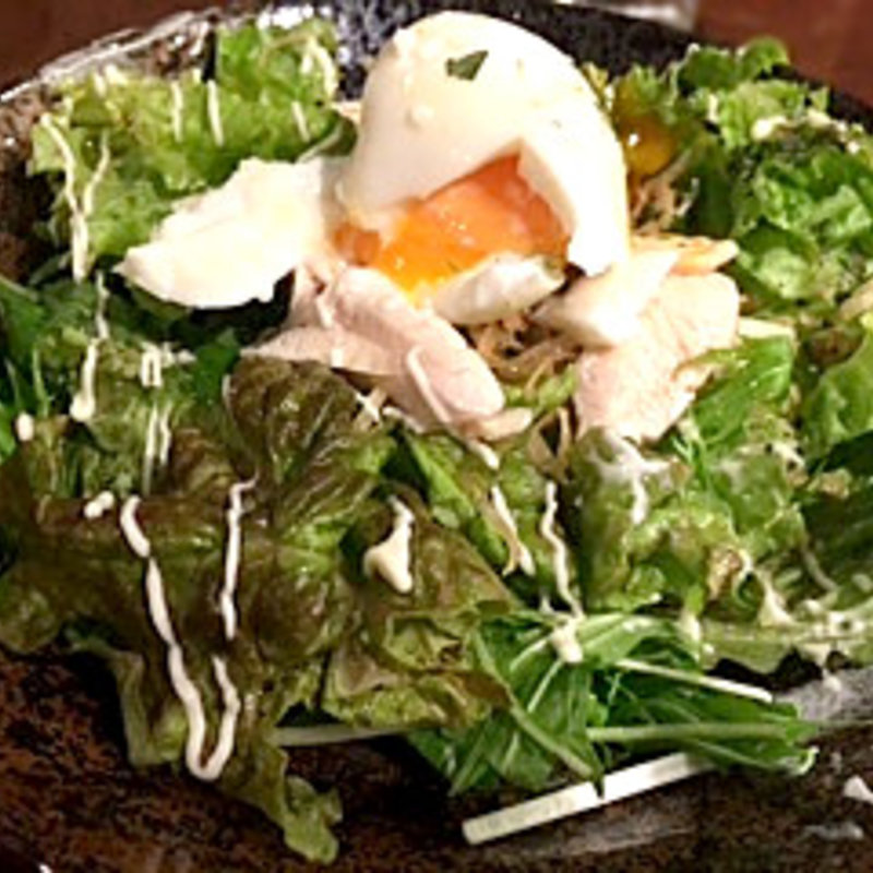 温玉のせヘルシーシーザーサラダ(串焼き 串揚げ 串べえ 藤沢本店)