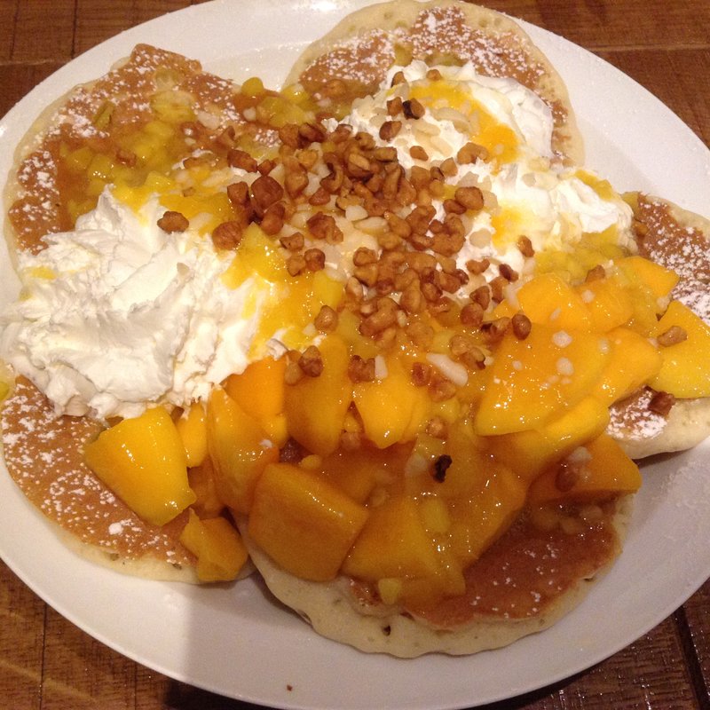 マンゴー、ホイップクリームとマカデミアナッツ(Eggs 'n Things 京都四条店)