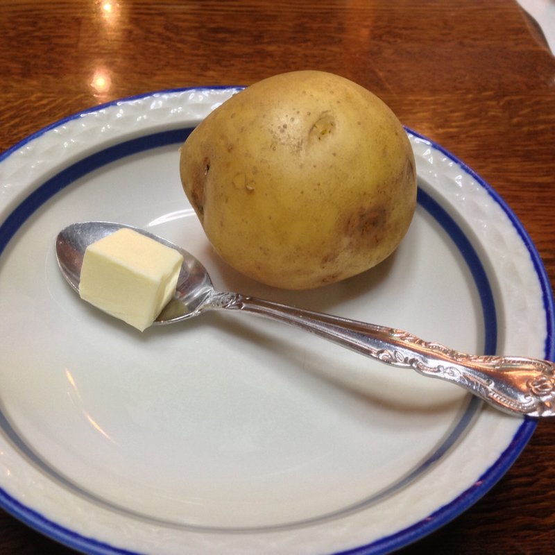 蒸したジャガイモ(欧風カレー インディラ)