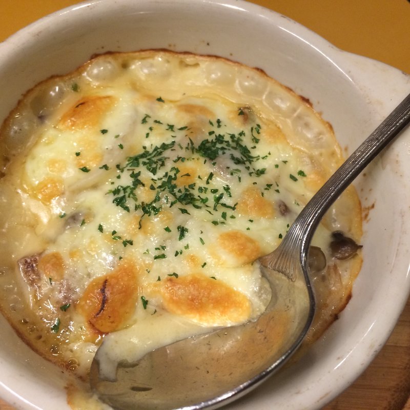 サーモンときのこのグラタン(やきとん まるば)