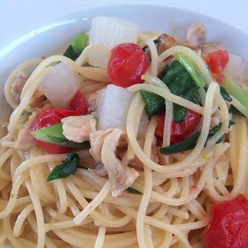 鳥モモ肉と大根とトマトのパスタ 柚子胡椒風味(MOULiN)