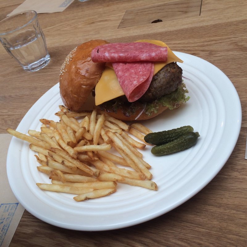 チーズハンバーガー(ロンハーマン カフェ辻堂店)