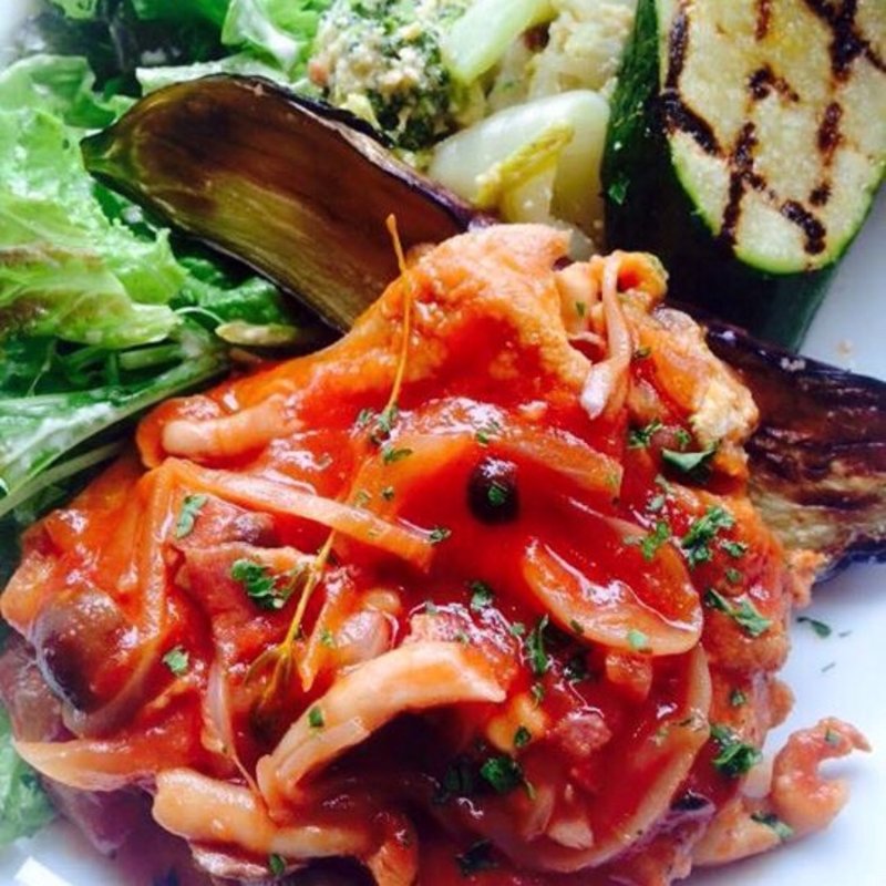 鳥モモ肉とキノコのトマトソース煮込(MOULiN)